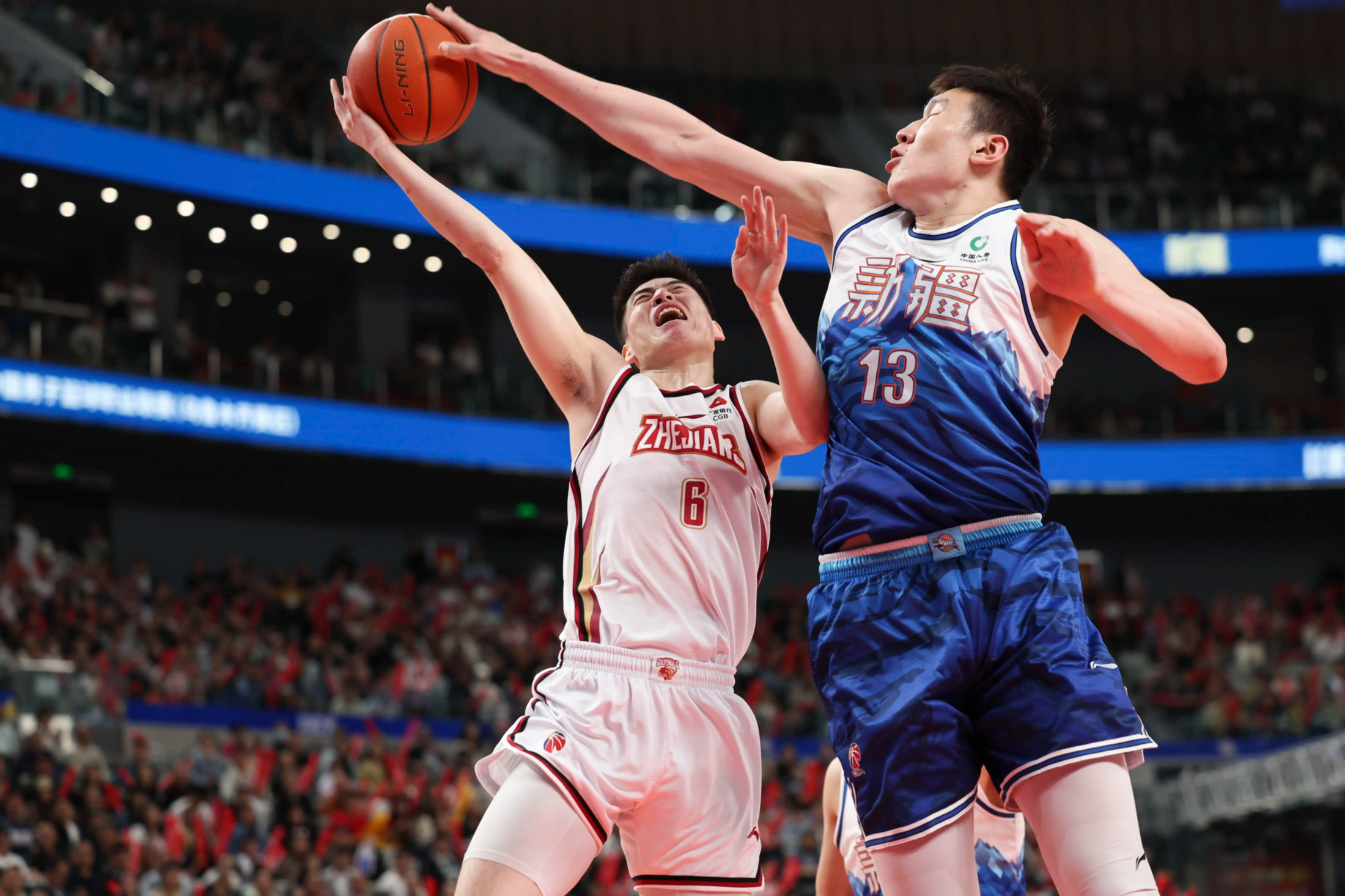 包含从布鲁克林篮网围绕NBA常规赛远射贴柱到成都蓉城单刀错失备战欧超杯，新疆广汇围绕德国杯复出首秀的词条