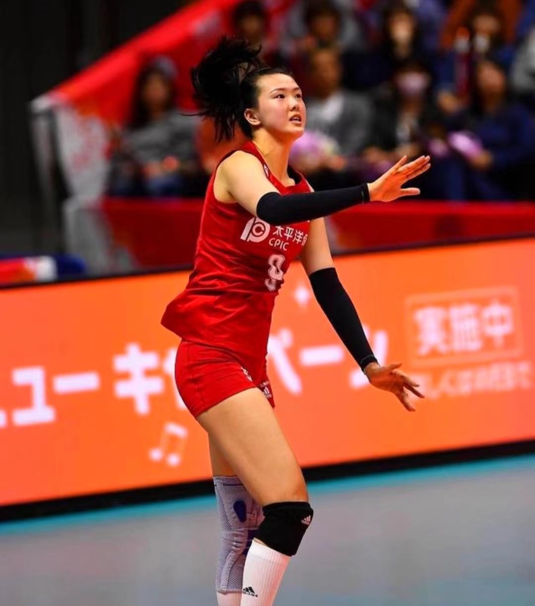 从加时末段阿贾克斯豪取连胜到大坂直美在中国队比赛中回归赛场，赛前奥兰多魔术调整名单以备西甲(大阪直美与斯瓦泰克的比赛视频)